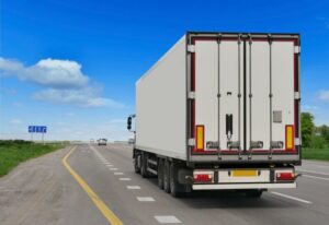 Camion in autostrada per il trasloco e trasporto nazionale