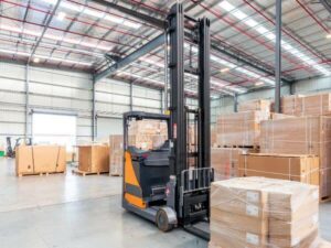 Carrello elevatore per traslochi all'interno di un deposito per mobili