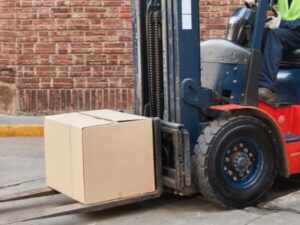 scatolone viene trasportato con un carrello elevatore
