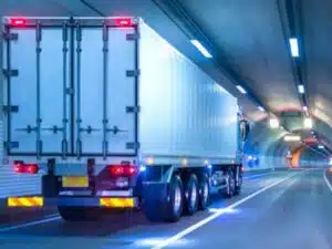 camion durante il trasporto in una galleria camion durante il trasporto in una galleria