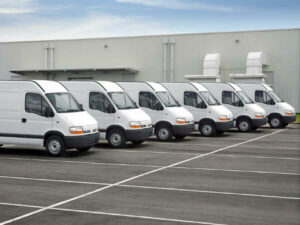 fila di furgoni per il trasporto di elettrodomestici