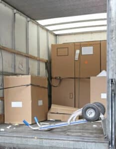 immagine di alcuni scatoloni all'interno di un camion per il trasporto groupage