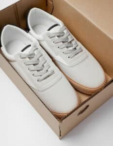 scarpe bianche all'interno di una scatola