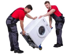 due traspocatori durante il trasporto di una lavatrice sul carrello