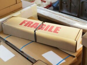 pacco con scritta fragile per il trasporto oggetti fragili