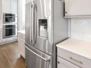 frigorifero di grandi dimensioni all'interno di un appartamento