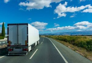 camion su strata per trasporto merci deperibili