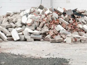 un mucchio di calcinacci alla base di un edificio