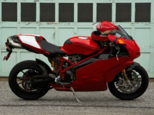 moto rossa davanti ad un garage