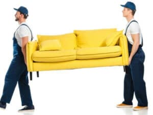 traslocatori trasportano un divano in pelle gialla