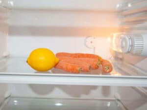 Limone e carote all'interno del frigorifero