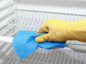pulizia interna del frigorifero per prepararlo al trasloco