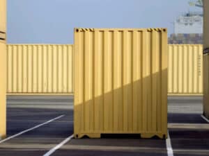 container giallo chiuso per il trasloco in groupage internazionale