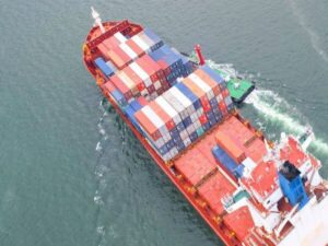 nave con container per trasporto internazionale marittimo