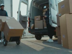 Traslocatori trasportano nel furgone scatoloni contenenti oggetti fragili