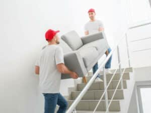 due operai trasportano un divano sulle scale