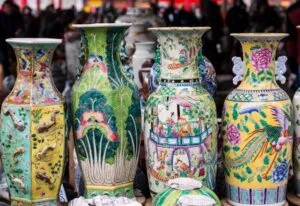 vasi di porcellana con diversi colori e fantasie