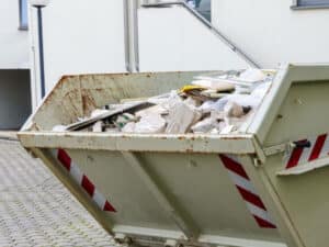 cassone con rifiuti e scarti edili