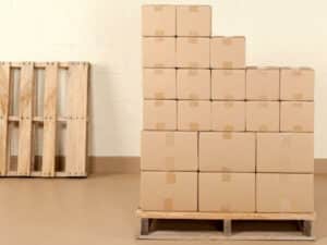 scatoloni posizionati su un pallet in un appartamento per il trasporto
